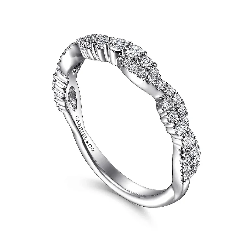 Cushion - cut diamond engagement ring with a halo of moissanite in a silver - plated bandWhite Gold Diamond Twist Stackable Ring, 0.43 cttw