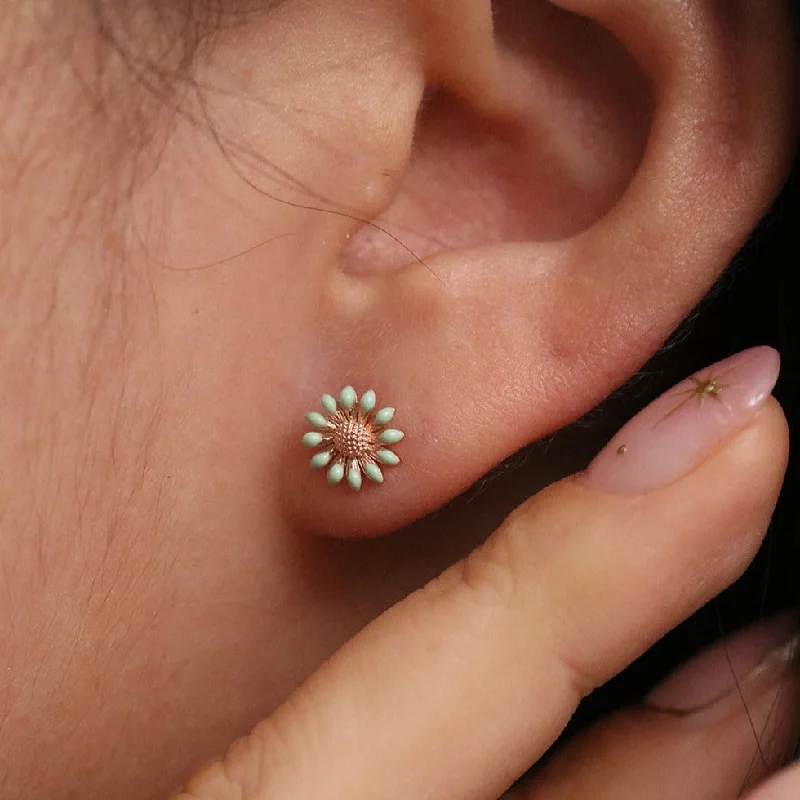 Multicolored Bead - Embellished Stud Earrings in Turquoise and Coral for a Tropical LookColoured daisy earrings