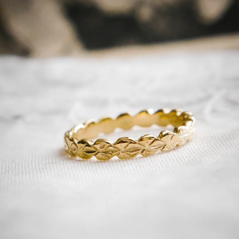 Floral - Patterned Women's Rings in 18K Yellow Gold for a Feminine LookVintage Style 'Leaves' Gold Wedding Ring