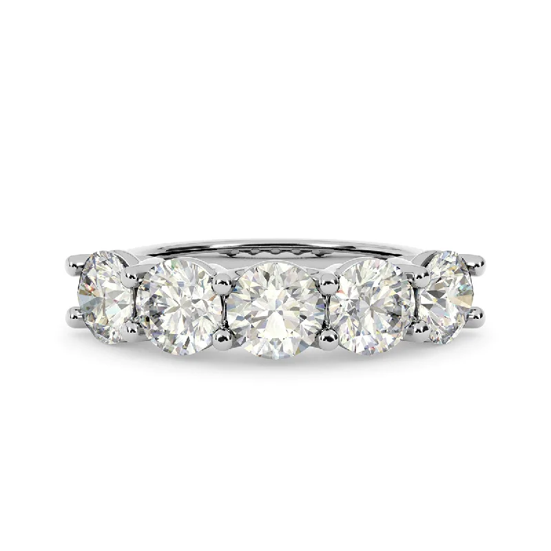 Women's Solitaire Diamond Rings with Round - Cut Diamonds and Platinum Settings for an Elegant EngagementDiamond Ring