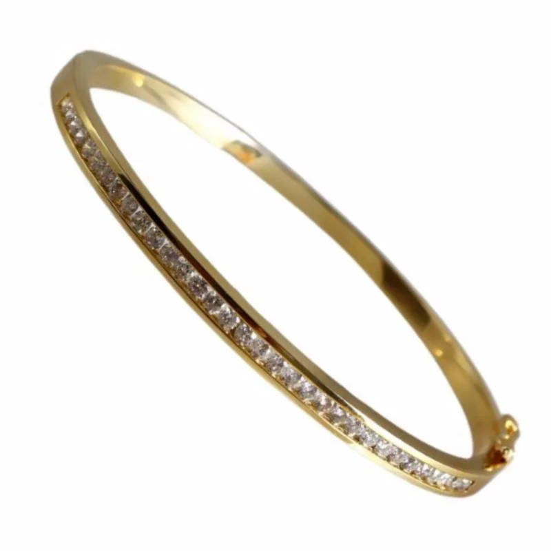 Men's Stainless Steel Bangle with Carbon Fiber Inlays for a Modern Edge18K Yellow Gold Diamond Bangle